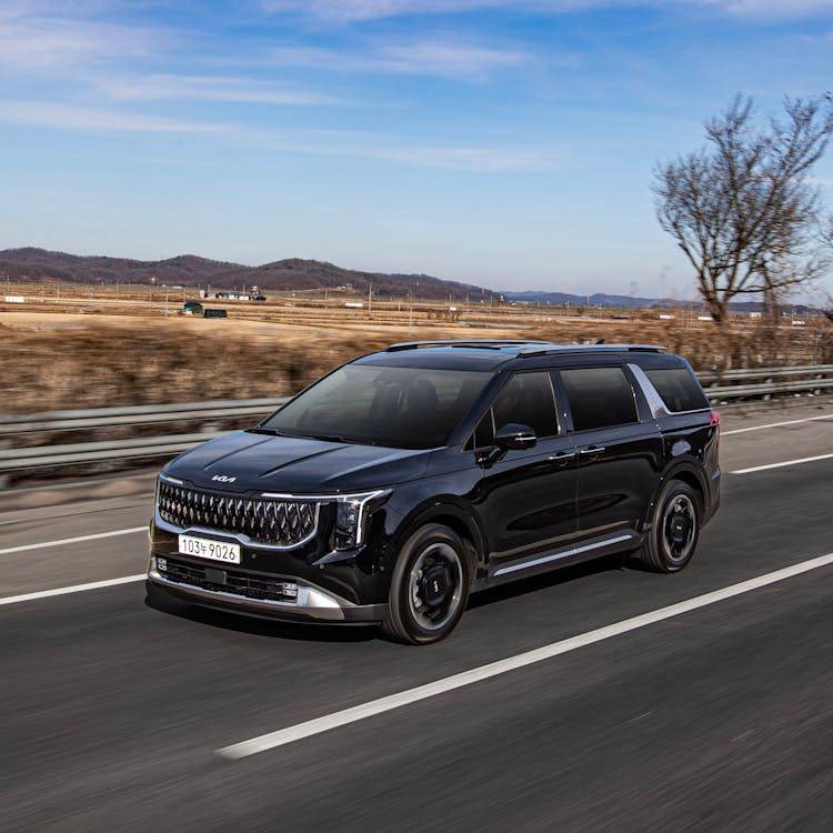 free-photo-of-black-kia-carnival-on-road